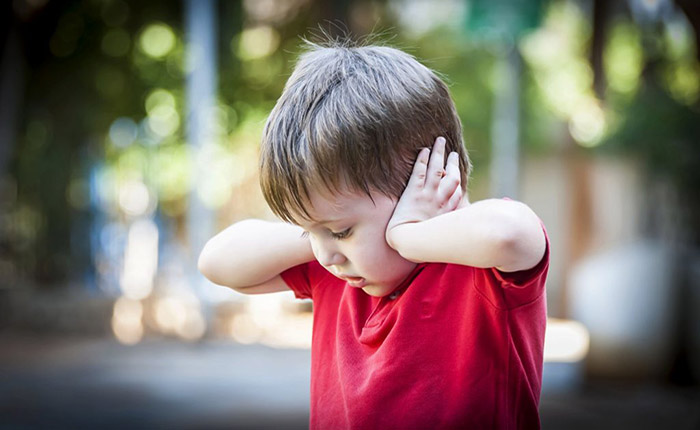 بدخلقی کودک مبتلا به اوتیسم را چگونه رفع کنیم؟