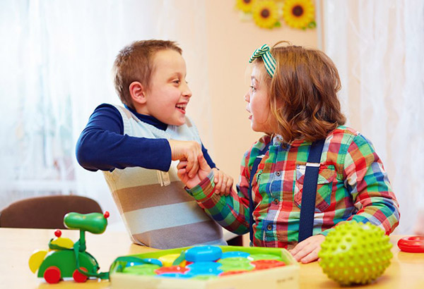 بدخلقی کودک مبتلا به اوتیسم را چگونه رفع کنیم؟