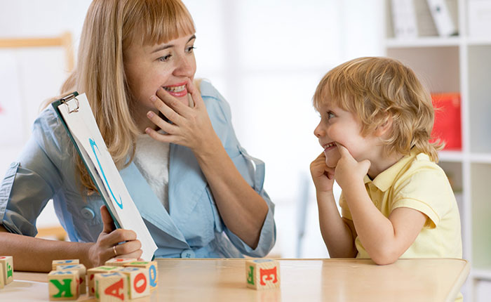 گفتار درمانی چگونه می تواند به کودک شما کمک کند